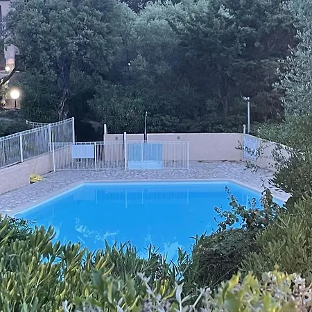 With Pool And Sea View 아파트 *