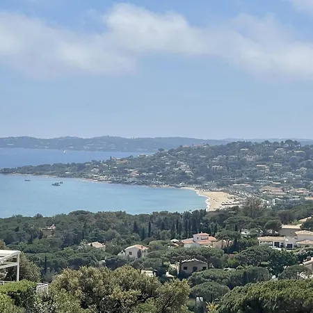 아파트 With Pool And Sea View